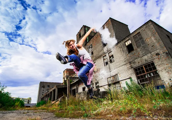 Ritratto di yang moderno ballerino di tip tap all'aperto — Foto Stock