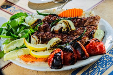 geleneksel Doğu kebap tabağı