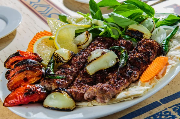 geleneksel Doğu kebap tabağı