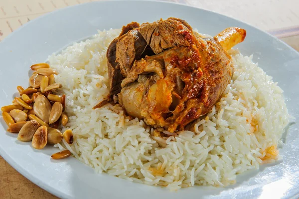 구운된 양고기 다리와 쌀의 접시 — 스톡 사진