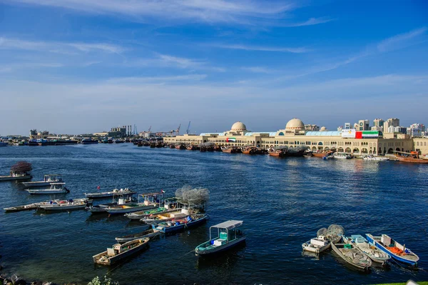 下午的沙迦 lagoons.uae 之一的视图 — 图库照片