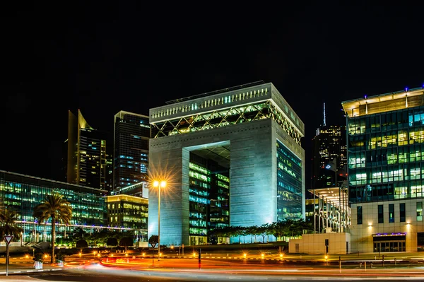 DUBAI-DICIEMBRE 07: The Gate - edificio principal del Centro Financiero Internacional de Dubái, el centro financiero internacional de más rápido crecimiento en Oriente Medio. 07 diciembre 2013, Dubai, Emiratos Árabes Unidos . — Foto de Stock