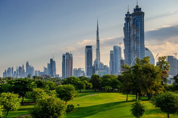 Moderna skyskrapor på sheikh zayed road i dubai, Förenade Arabemiraten — Stockfoto