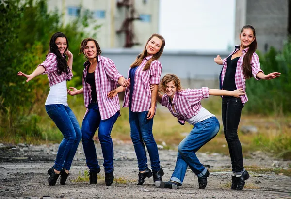 Group of yang European tap dancers perform outdoor. — Stock Photo, Image