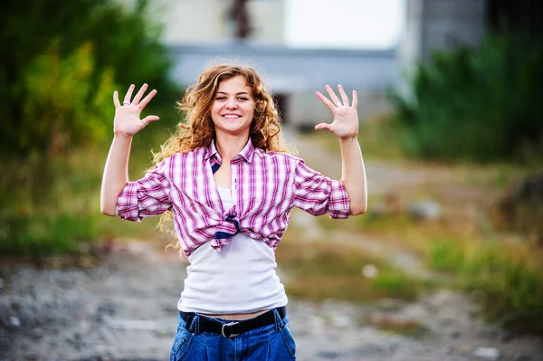 Retrato de yang bailarina de tap moderna al aire libre — Foto de Stock