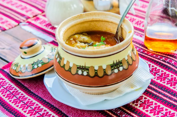 Чаша традиційного українського червоного супу "борщ".. — стокове фото