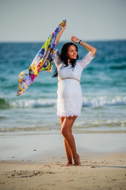 yang portresi güzel Avrupa hamile kız deniz kenarı.