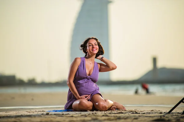 Porträtt av yang vackra Europeiska gravid flicka på kusten. — Stockfoto