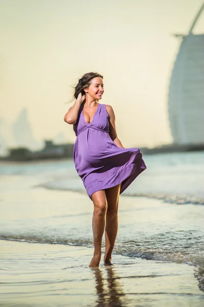 Portrait de yang belle fille enceinte européenne sur la côte de la mer . — Photo