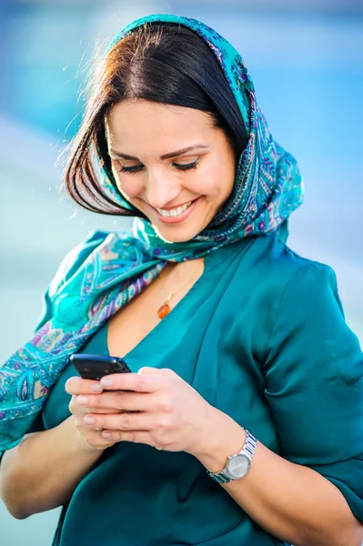 Yang schöne europäische Frau posiert im Freien — Stockfoto