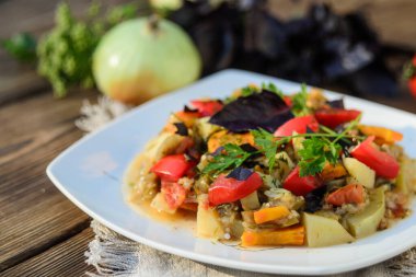 Köy masasında haşlanmış sebze..