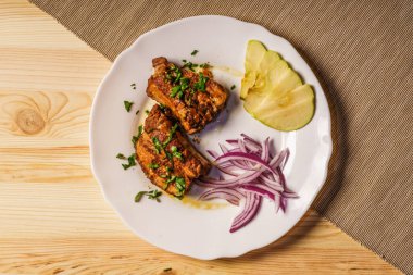 Baharatlı ızgara pirzola tabakta. Lezzetli bbq eti. Üst manzara, düz uzanma