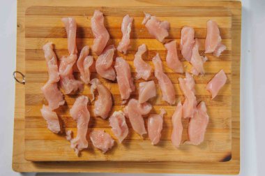 Çiğ tavuklu turtalar tahta bir tahtanın üstünde, üst tarafta.