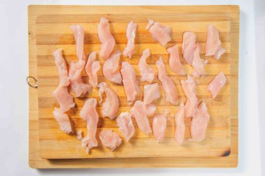 Çiğ tavuklu turtalar tahta bir tahtanın üstünde, üst tarafta.