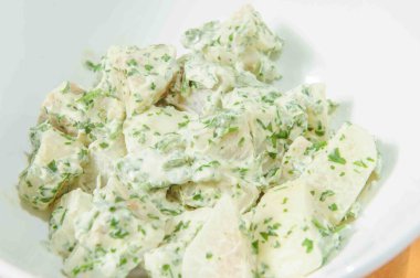 Köy ahşabında taze dereotlu patates salatası ve yeşil soğan..