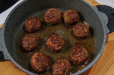 Dökme demir tavada köfteler, yaklaşın.