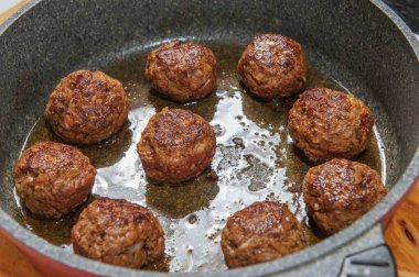 Dökme demir tavada köfteler, yaklaşın.