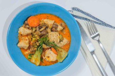 Baharatlı, sebzeli ve otlu kalın chika çorbası..