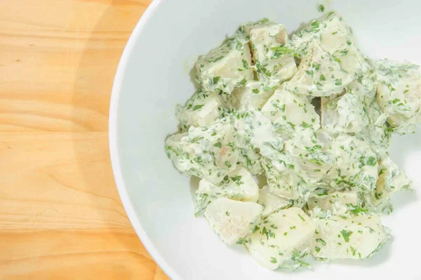Aardappelsalade Met Verse Dille Groene Een Rustieke Houten Tafel — Stockfoto