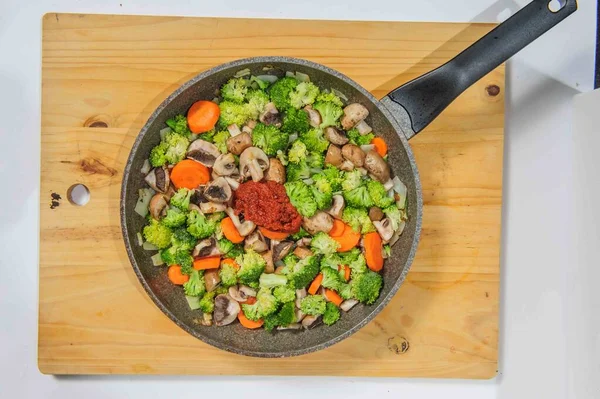 Råa Grönsaker Den Runda Svarta Pannan Skivade Tomater Broccoli Peppar — Stockfoto