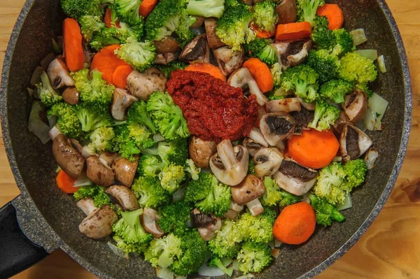 Råa Grönsaker Den Runda Svarta Pannan Skivade Tomater Broccoli Peppar — Stockfoto