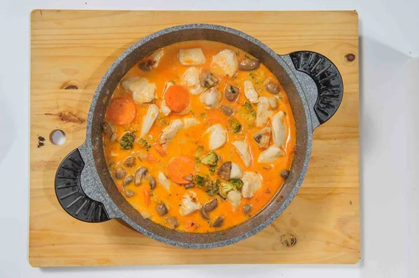 Dicke Chiken Suppe Mit Geräuchertem Speck Gemüse Und Kräutern — Stockfoto