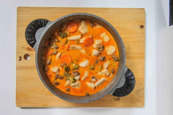Товстий Курячий Суп Спеціями Овочами Травами — стокове фото