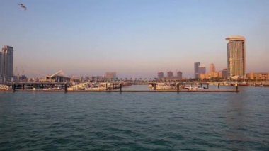 DUBAI, BAE, FABRYARY 2022: Dubai hava manzaralı Birleşik Arap Emirlikleri 'nin seyahat noktaları ve tatil beldelerinden birinde lüks tekne ve binalarla dolu JBR feneri