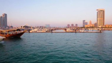 DUBAI, BAE, FABRYARY 2022: Dubai hava manzaralı Birleşik Arap Emirlikleri 'nin seyahat noktaları ve tatil beldelerinden birinde lüks tekne ve binalarla dolu JBR feneri