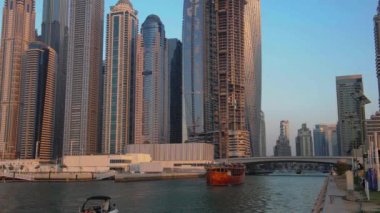 DUBAI, BAE, FABRYARY 2022: Dubai hava manzaralı Birleşik Arap Emirlikleri 'nin seyahat noktaları ve tatil beldelerinden birinde lüks tekne ve binalarla dolu JBR feneri