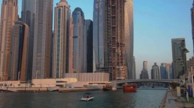 DUBAI, BAE, FABRYARY 2022: Dubai hava manzaralı Birleşik Arap Emirlikleri 'nin seyahat noktaları ve tatil beldelerinden birinde lüks tekne ve binalarla dolu JBR feneri