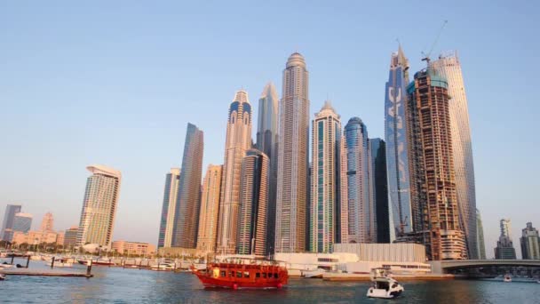 ドバイ アラブ首長国連邦 ファビリー2022 アラブ首長国連邦の旅行スポットやドバイのリゾートの一つで豪華なボートや建物やリゾートとJbrのビーチ — ストック動画