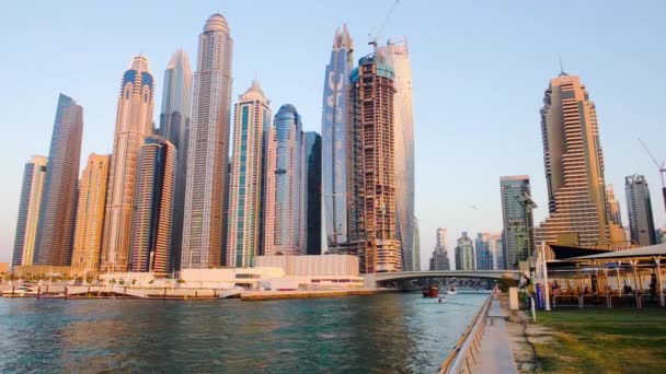 2022年1月1日 在阿拉伯联合酋长国的一个旅游点和迪拜航空观光胜地 Jbr灯塔上有豪华船只 建筑和度假胜地 — 图库视频影像