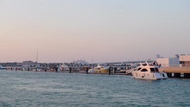 Dubai Emiratos Árabes Unidos Fabryary 2022 Jbr Beacg Con Barcos — Vídeo de stock