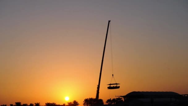 Crane Stále Visí Plošině Večeřícími Lidmi Sám Západ Slunce Oblohy — Stock video