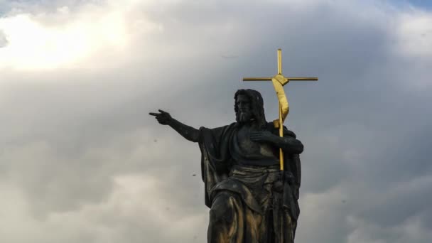 Pražský Kříž Karlově Mostě Při Východu Slunce Časová Prodleva — Stock video