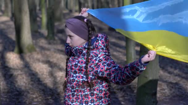 Potret Luar Ruangan Gadis Muda Dengan Bendera Ukrainian Biru Dan — Stok Video