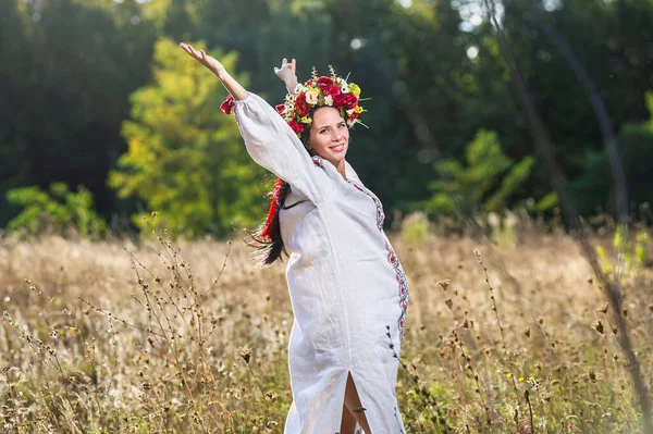 Utomhus Porträtt Vacker Gravid Ukrainsk Kvinna — Stockfoto