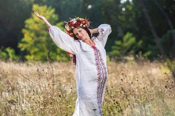 Outdoor Portret Pięknej Ciężarnej Ukraińskiej Kobiety — Zdjęcie stockowe