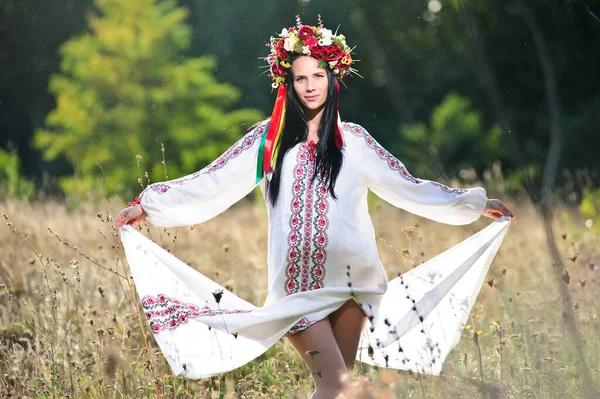 Güzel Hamile Ukraynalı Kadının Açık Hava Portresi — Stok fotoğraf