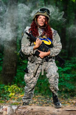 Ormandaki Ukraynalı kadın asker