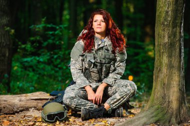 Ormandaki Ukraynalı kadın asker