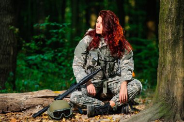 Ormandaki Ukraynalı kadın asker