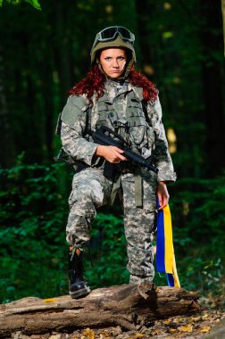 Ormandaki Ukraynalı kadın asker