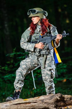 Ormandaki Ukraynalı kadın asker