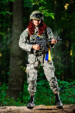 Ormandaki Ukraynalı kadın asker