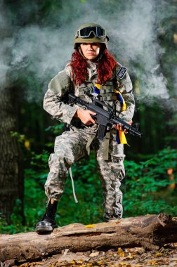 Ormandaki Ukraynalı kadın asker