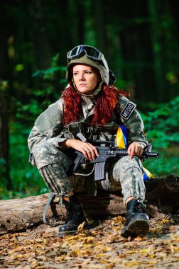 Ormandaki Ukraynalı kadın asker