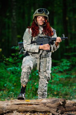 Ormandaki Ukraynalı kadın asker