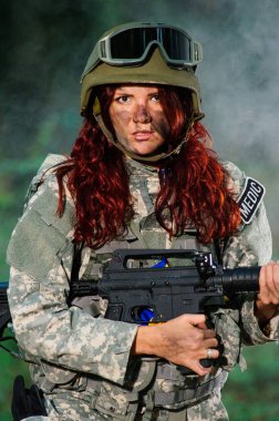 Ormandaki Ukraynalı kadın asker